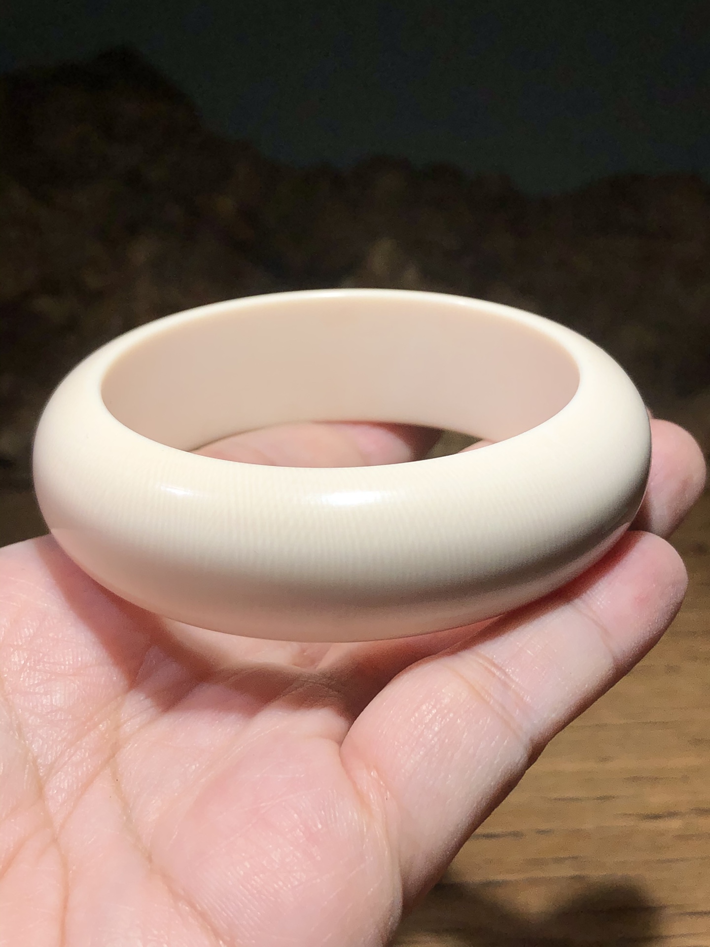 《貴妃扁鐲》精選滿紋冰料,水潤細膩,紋路飽滿!